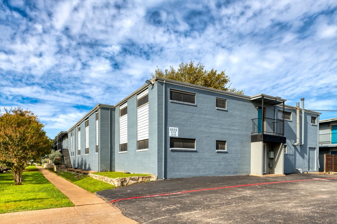 Ridglea Square Apartments in Fort Worth, TX - Building Photo