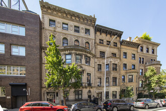 318 W 75th St in New York, NY - Foto de edificio - Primary Photo