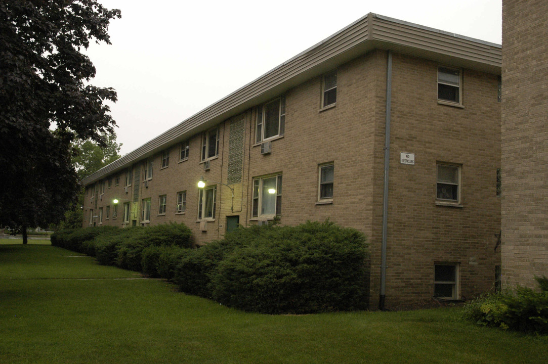 2330-2336 Gabriel Ave in Zion, IL - Building Photo