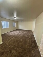 755 E 76th St in Los Angeles, CA - Foto de edificio - Building Photo