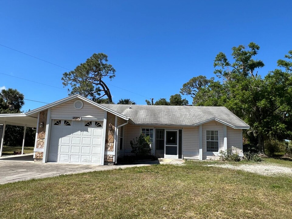 2379 Alvet St in Port Charlotte, FL - Building Photo