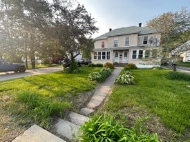 179 Maple Ave, Unit Duplex in Claremont, NH - Building Photo