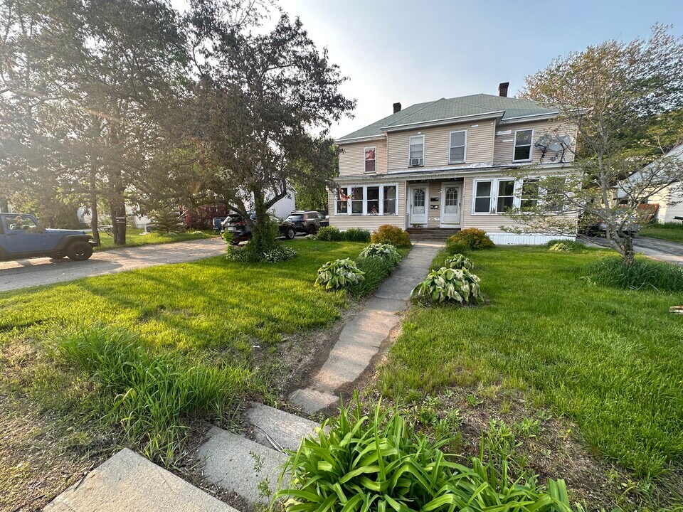 179 Maple Ave, Unit Duplex in Claremont, NH - Building Photo