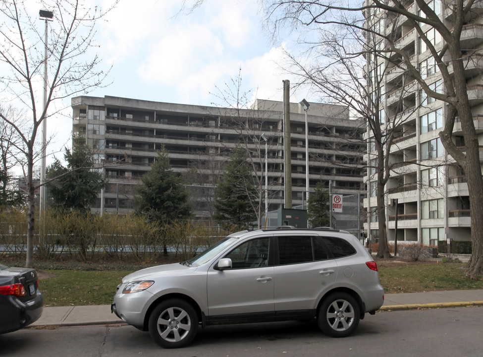 80 Quebec Ave in Toronto, ON - Building Photo