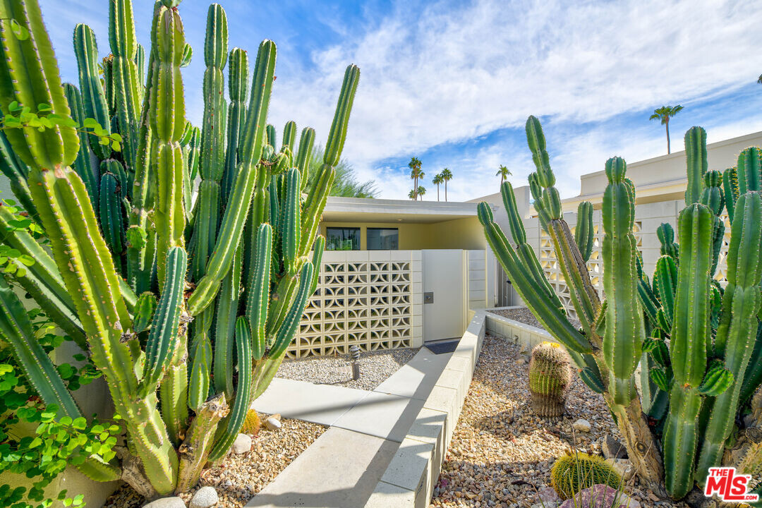 1857 Sandcliff Rd in Palm Springs, CA - Building Photo