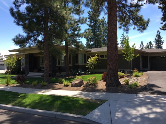 2311 NW Lolo Dr in Bend, OR - Foto de edificio - Building Photo