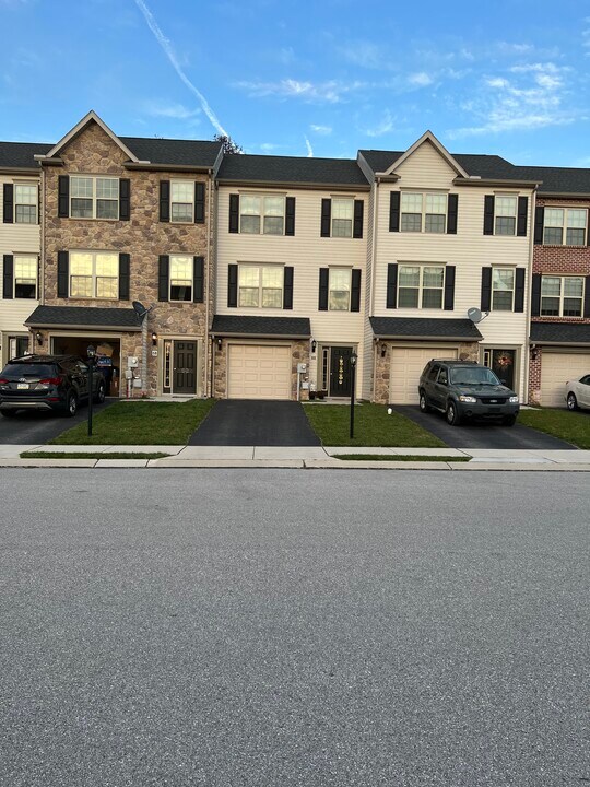 60 Katelyn Dr in New Oxford, PA - Building Photo