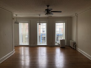 10 W Main St, Unit BEAUTIFUL OPEN SPACE APT in Middletown, NY - Foto de edificio - Building Photo