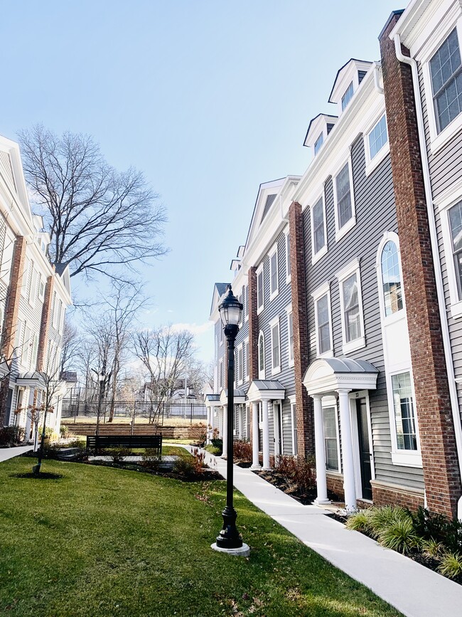33 Parkside Ln in Teaneck, NJ - Foto de edificio - Building Photo