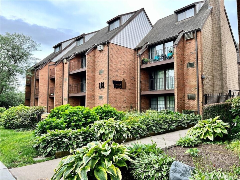 181 Loomis Dr in West Hartford, CT - Building Photo