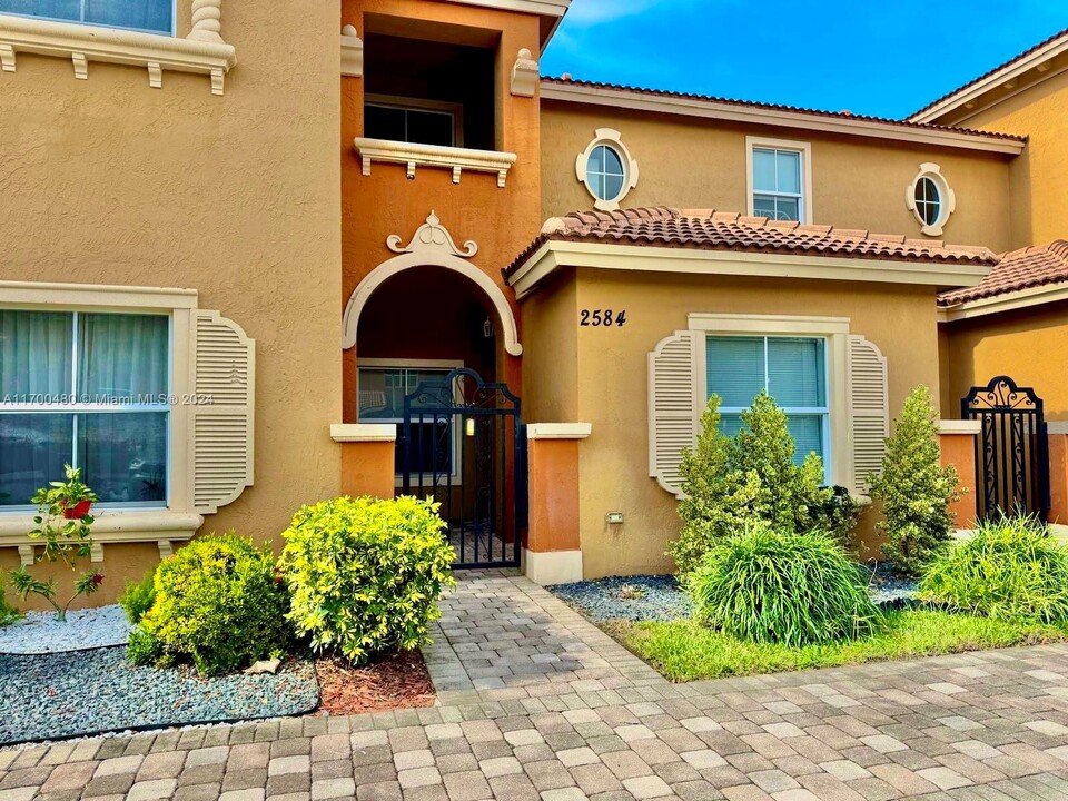 2584 SW 122nd Terrace in Miramar, FL - Foto de edificio