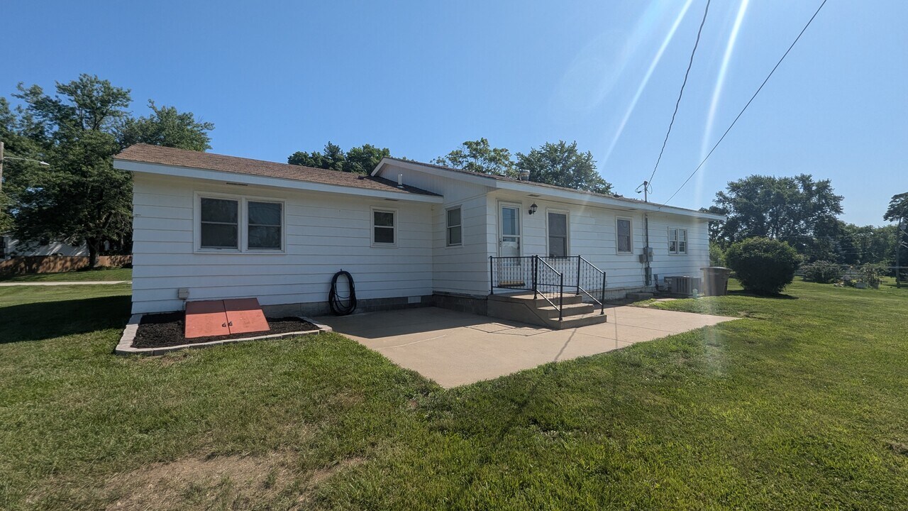 2221 Millwood Dr in Atchison, KS - Building Photo