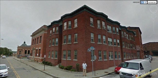 Monast Apartments in Pawtucket, RI - Foto de edificio - Building Photo
