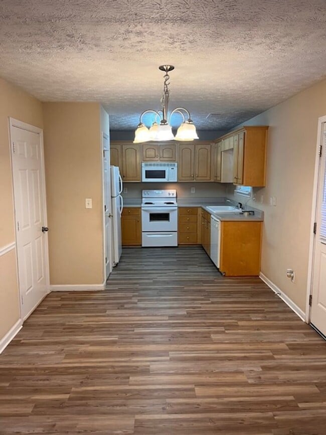 703 Pointe Trail in Locust Grove, GA - Building Photo - Building Photo