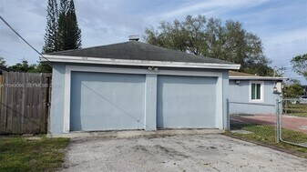 2124 Scott St in Hollywood, FL - Building Photo