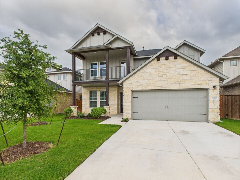 225 Azalea Spgs Rd in Liberty Hill, TX - Foto de edificio