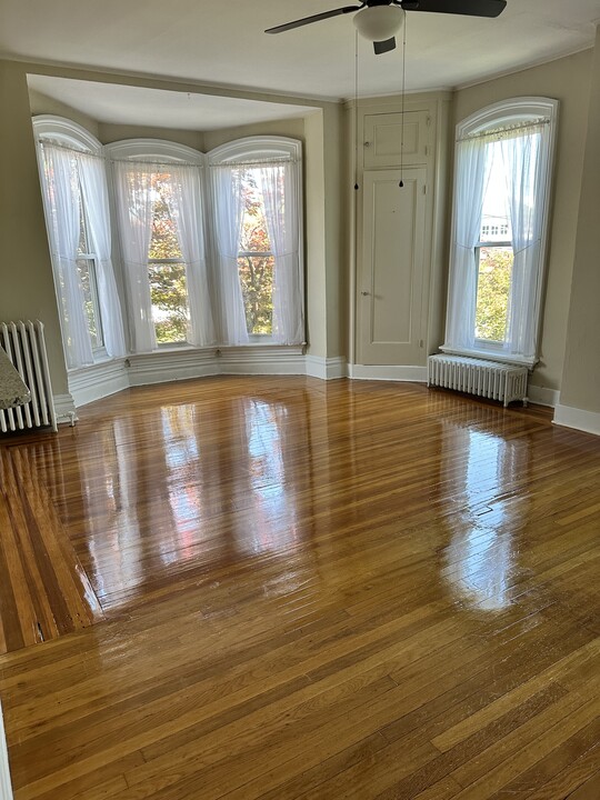 192 S Broadway, Unit 1 in Saratoga Springs, NY - Foto de edificio