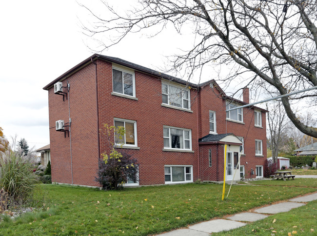 108 Becker St in Kitchener, ON - Building Photo - Building Photo