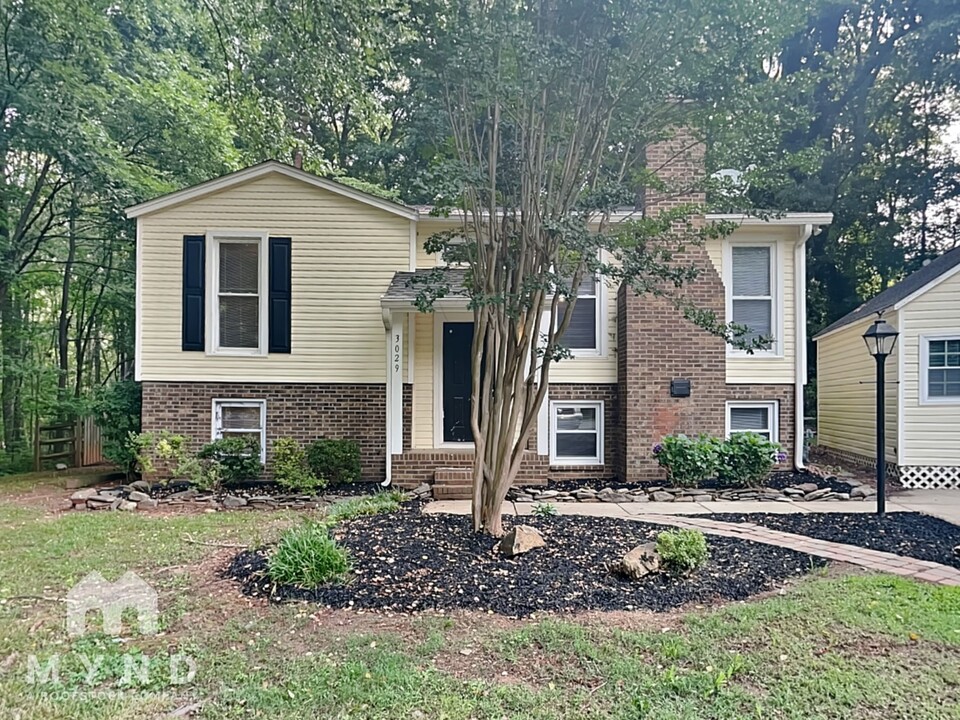 3029 Winding Trail in Matthews, NC - Foto de edificio