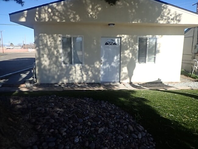 332 W Ridgecrest Blvd in Ridgecrest, CA - Building Photo - Building Photo