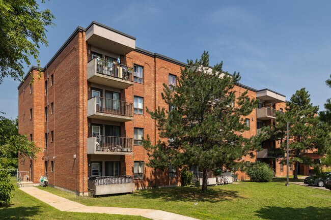 Maison Ronald-Bouchard in St. Laurent, QC - Building Photo - Building Photo