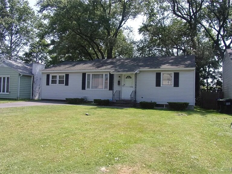 223 W Molloy Rd in Mattydale, NY - Foto de edificio