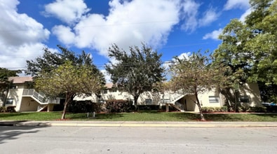 Lakeview Apartments - 5911 SW 41 St in Davie, FL - Building Photo - Building Photo