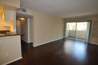 15007 Burbank Blvd, Unit 208 in Los Angeles, CA - Foto de edificio - Building Photo