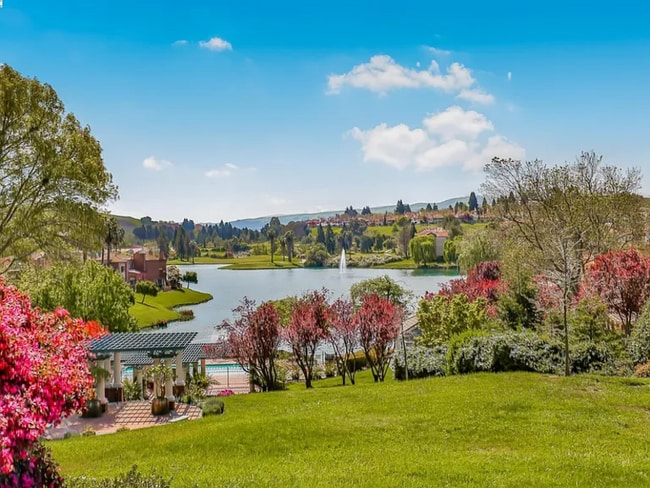 property at 122 Lakeridge Ln
