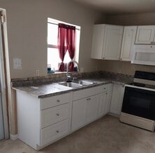 8511 Blue Ridge Dr in Tampa, FL - Foto de edificio - Building Photo