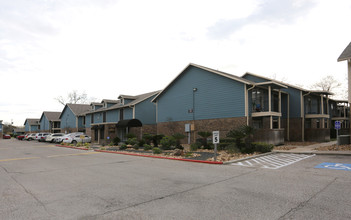 Woodbury Place Apartments in Corpus Christi, TX - Foto de edificio - Building Photo