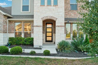 7409 Turnback Ledge Trail in Lago Vista, TX - Foto de edificio - Building Photo
