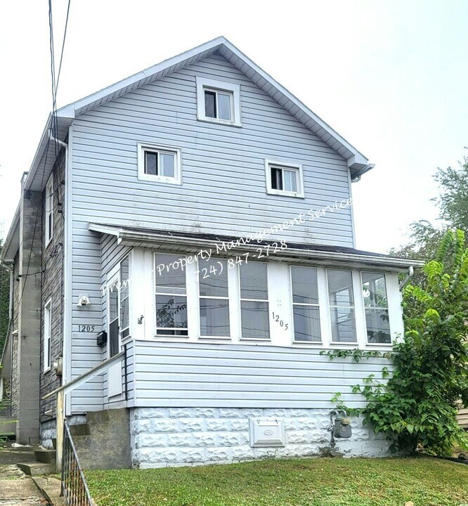 1205 Crescent Ave in Ellwood City, PA - Building Photo