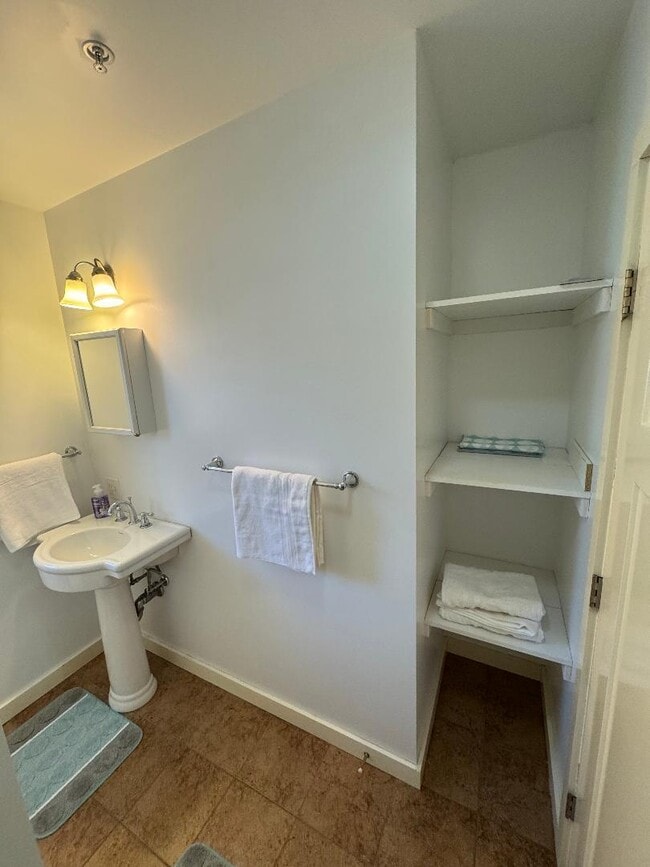15 High St, Unit E in Amherst, MA - Foto de edificio - Building Photo