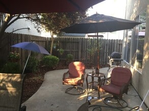 5394 Hartona Way in Sacramento, CA - Building Photo - Building Photo