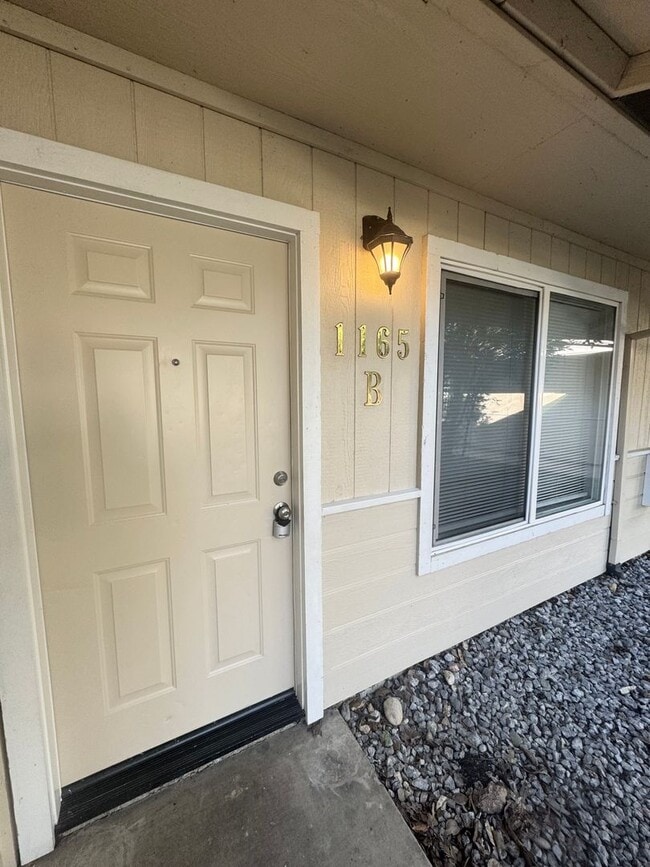 1165 Le Brun Ln in Redding, CA - Building Photo - Building Photo