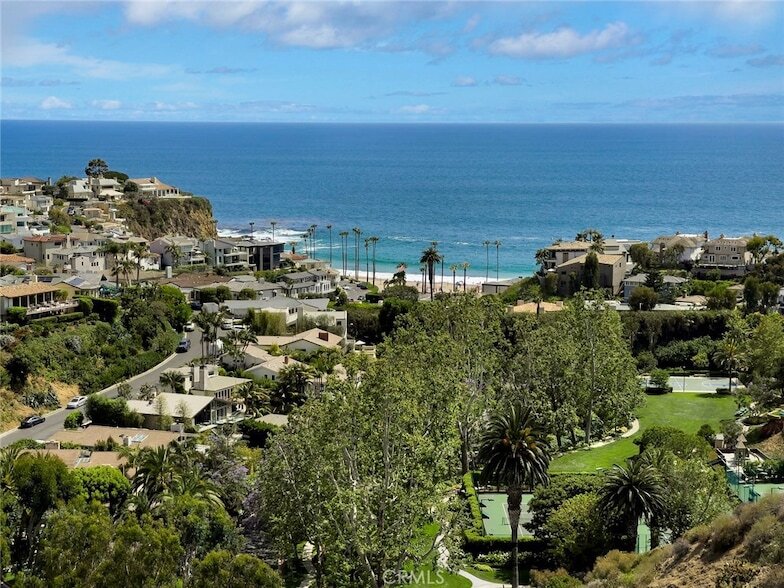 1131 Emerald Bay in Laguna Beach, CA - Foto de edificio