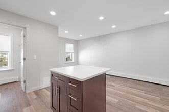 561 Broad St in Carlstadt, NJ - Building Photo - Building Photo