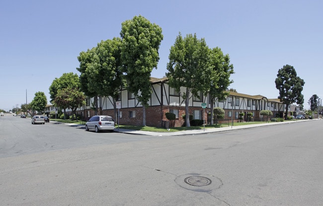 Essex Manor Apartments in National City, CA - Building Photo - Building Photo