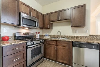 Regency at Encino in Encino, CA - Foto de edificio - Building Photo