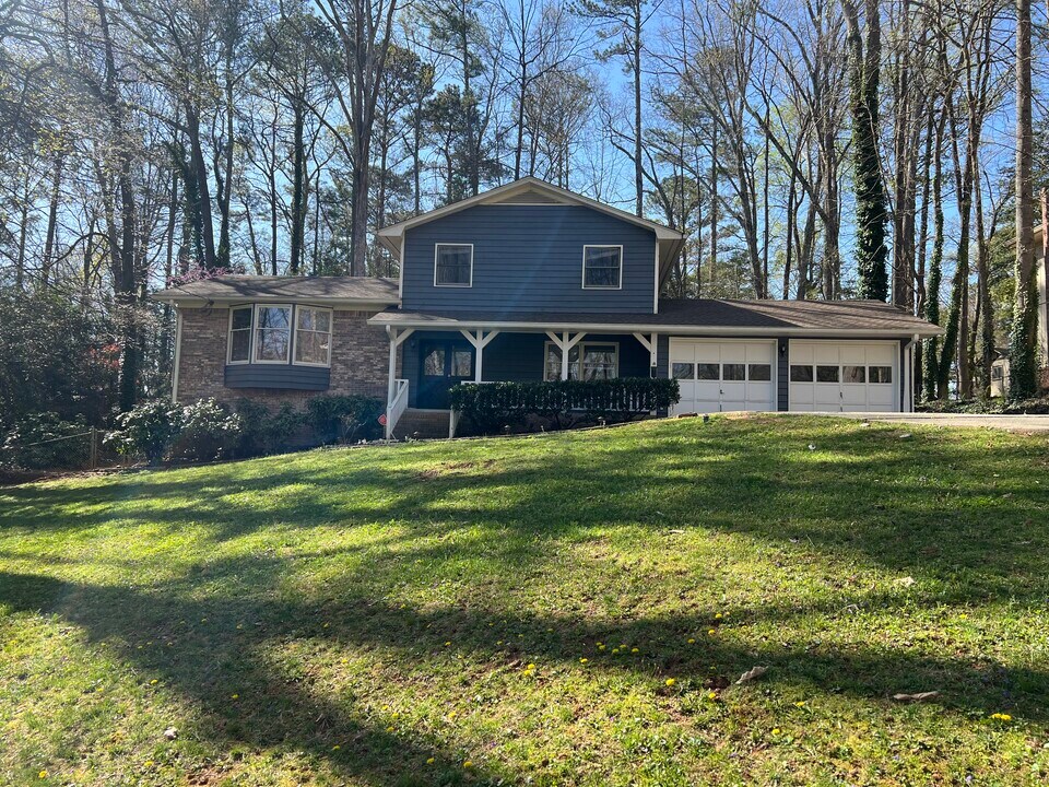 4724 Saint Bernard Dr SW in Lilburn, GA - Building Photo