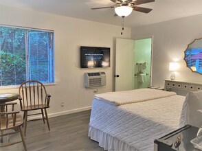 1042 Easum Dr in Napa, CA - Foto de edificio - Building Photo