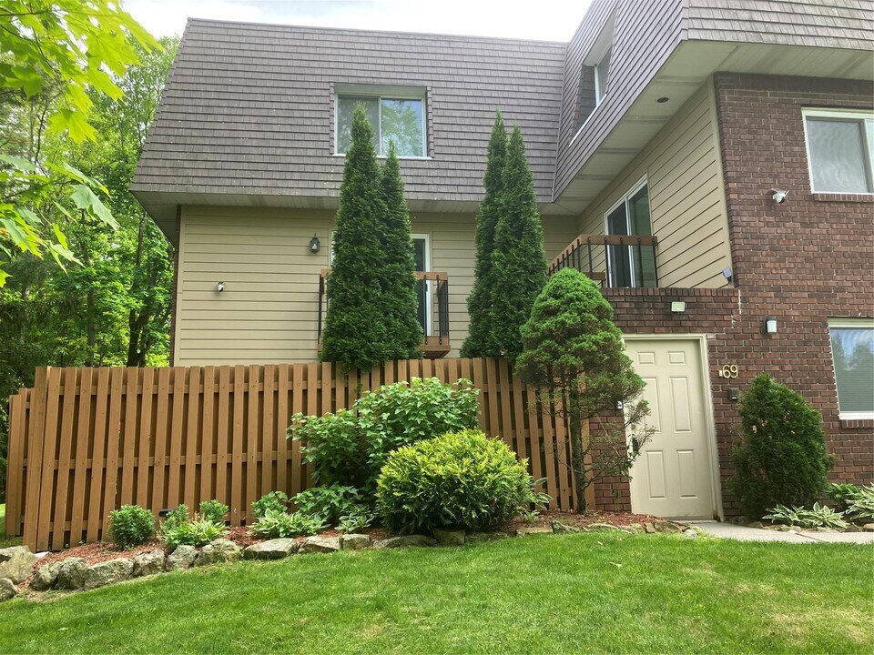 69 Laudaten Wy in Warwick, NY - Building Photo