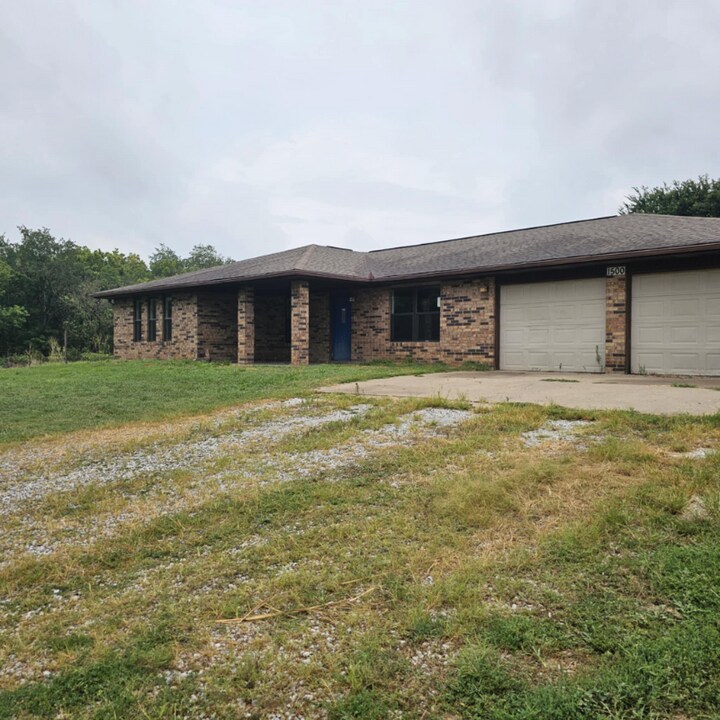 1500 E 3rd St in Gentry, AR - Building Photo