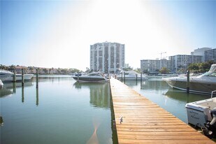 523 Leslie Dr in Hallandale Beach, FL - Building Photo