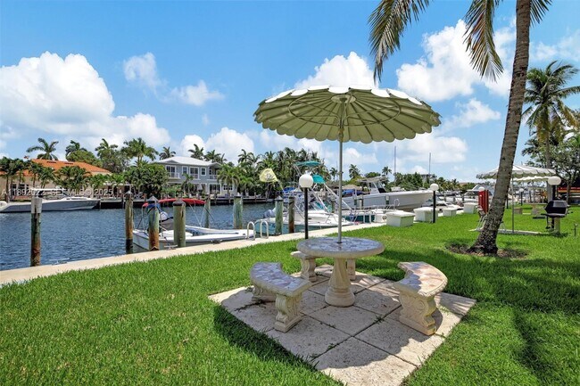 1731 SE 15th St in Fort Lauderdale, FL - Foto de edificio - Building Photo