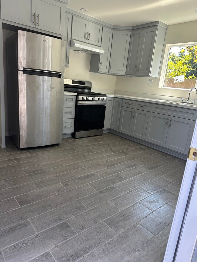 8424 Ramsgate Ave in Los Angeles, CA - Building Photo - Building Photo