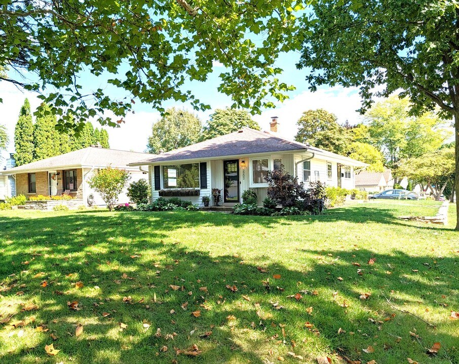 2202 N 116th St in Wauwatosa, WI - Building Photo