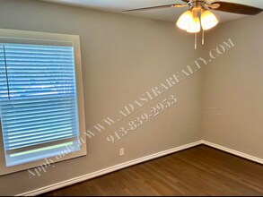 319 S Kenwood St in Olathe, KS - Foto de edificio - Building Photo