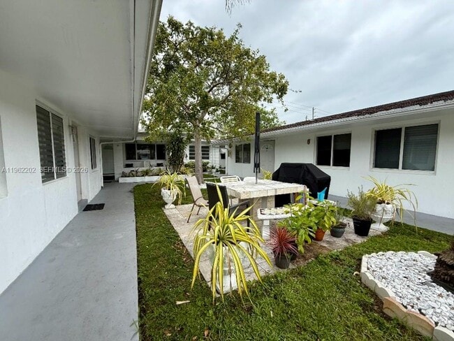 823 NE 10th St in Hallandale Beach, FL - Building Photo - Building Photo